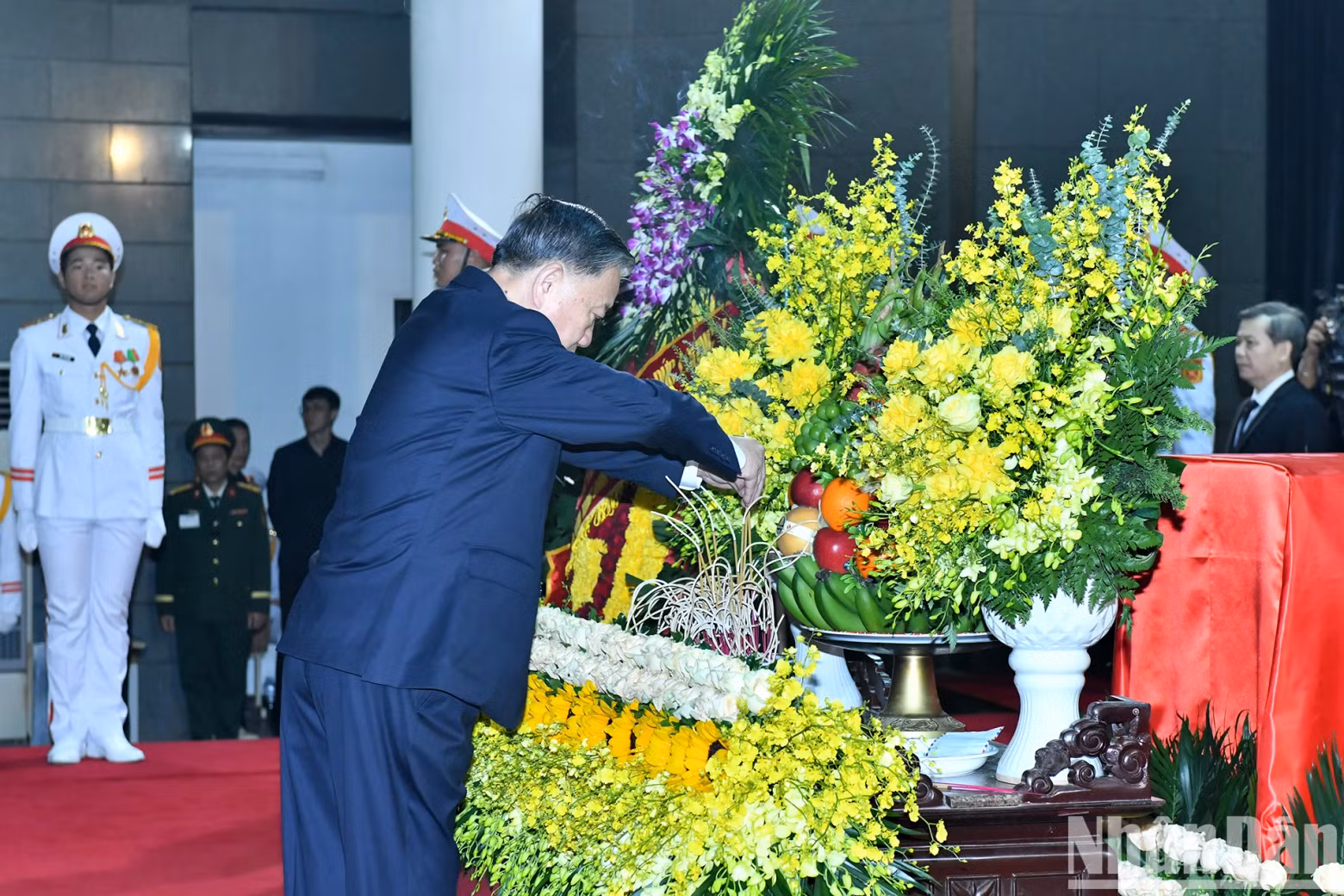 Party General Secretary To Lam pays his respects to Comrade Tran Duc Luong.