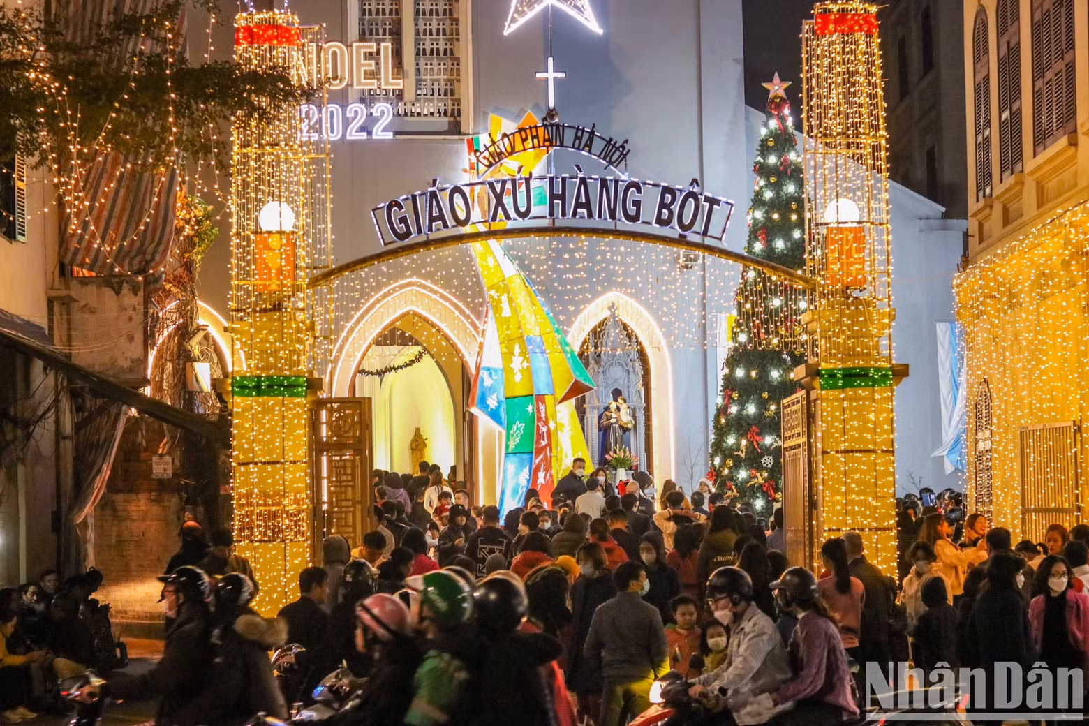 Crowds gathered in front of Hang Bot Church in Dong Da District, Hanoi. (Photo: Nhat Quang)
