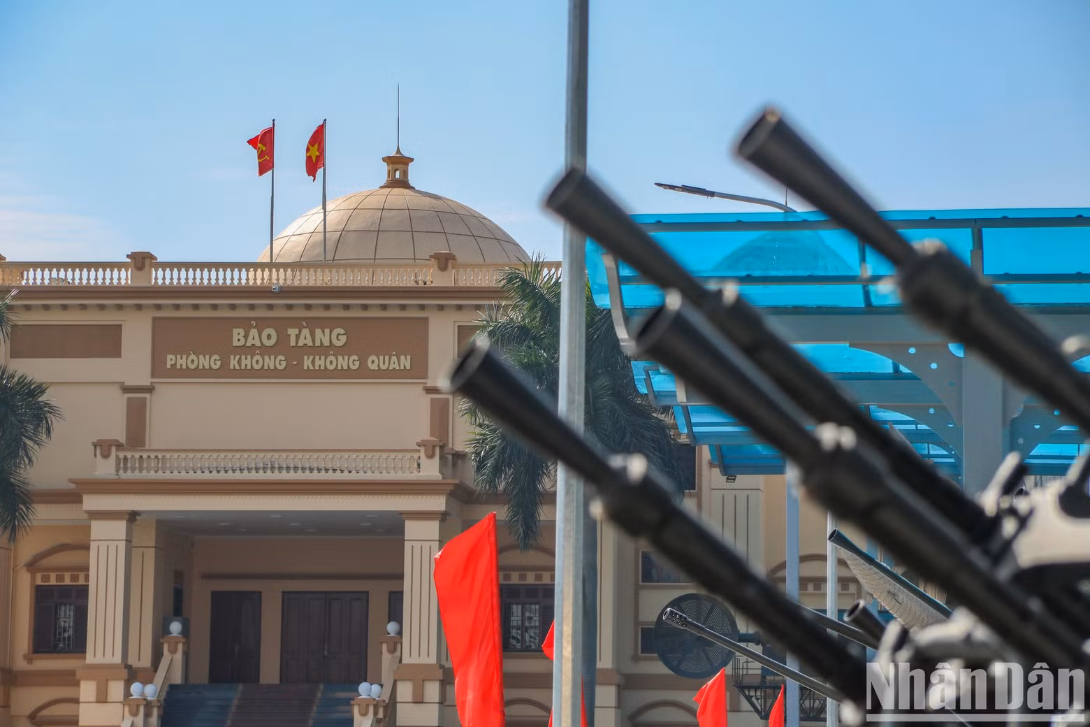 The museum displays many valuable artefacts and documents, highlighting the establishment and development of Vietnam's air defence force and air force, during the two national resistance wars against foreign invaders.