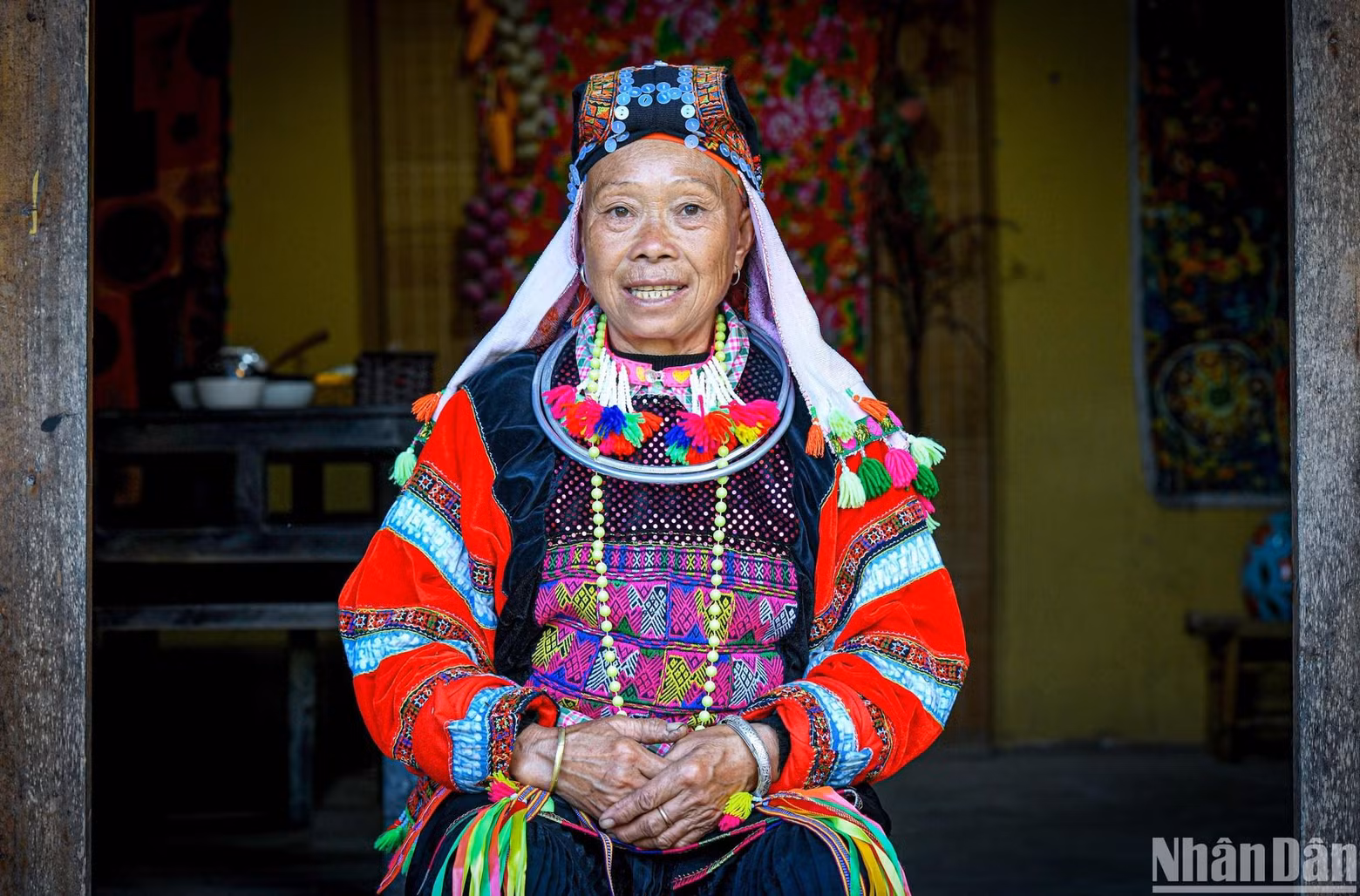 A Lo Lo ethnic women’s outfit includes a scarf, shirt, pants, an apron, a belt, a skirt, and shoes. The scarves of Lo Lo ethnic women in Ha Giang are often black or indigo and are embellished with many decorations.
