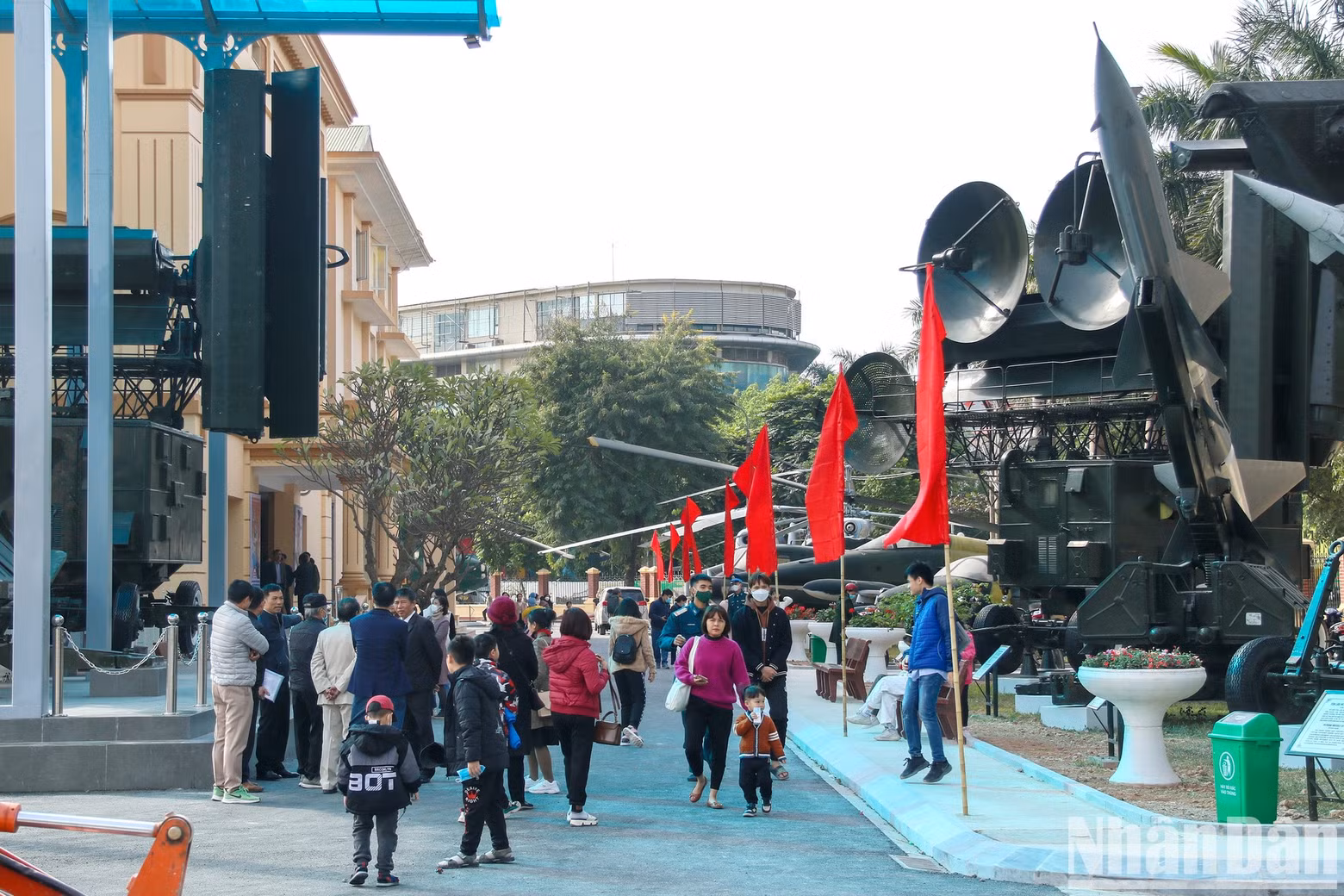 The Air Force and Air Defence Museum attract a large number of visitors on the occasion of the 50th anniversary of the ‘Hanoi – Dien Bien Phu in the Air’ victory.