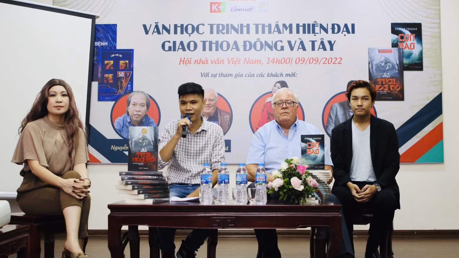 Delegates at the seminar on modern detective literature in Eastern and Western countrie (Photo: congluan.vn) Delegates at the seminar on modern detective literature in Eastern and Western countrie (Photo: congluan.vn)