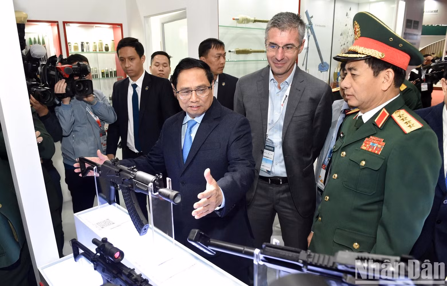 Prime Minister Pham Minh Chinh joins delegates to visit a stall at the expo. Prime Minister Pham Minh Chinh joins delegates to visit a stall at the expo.