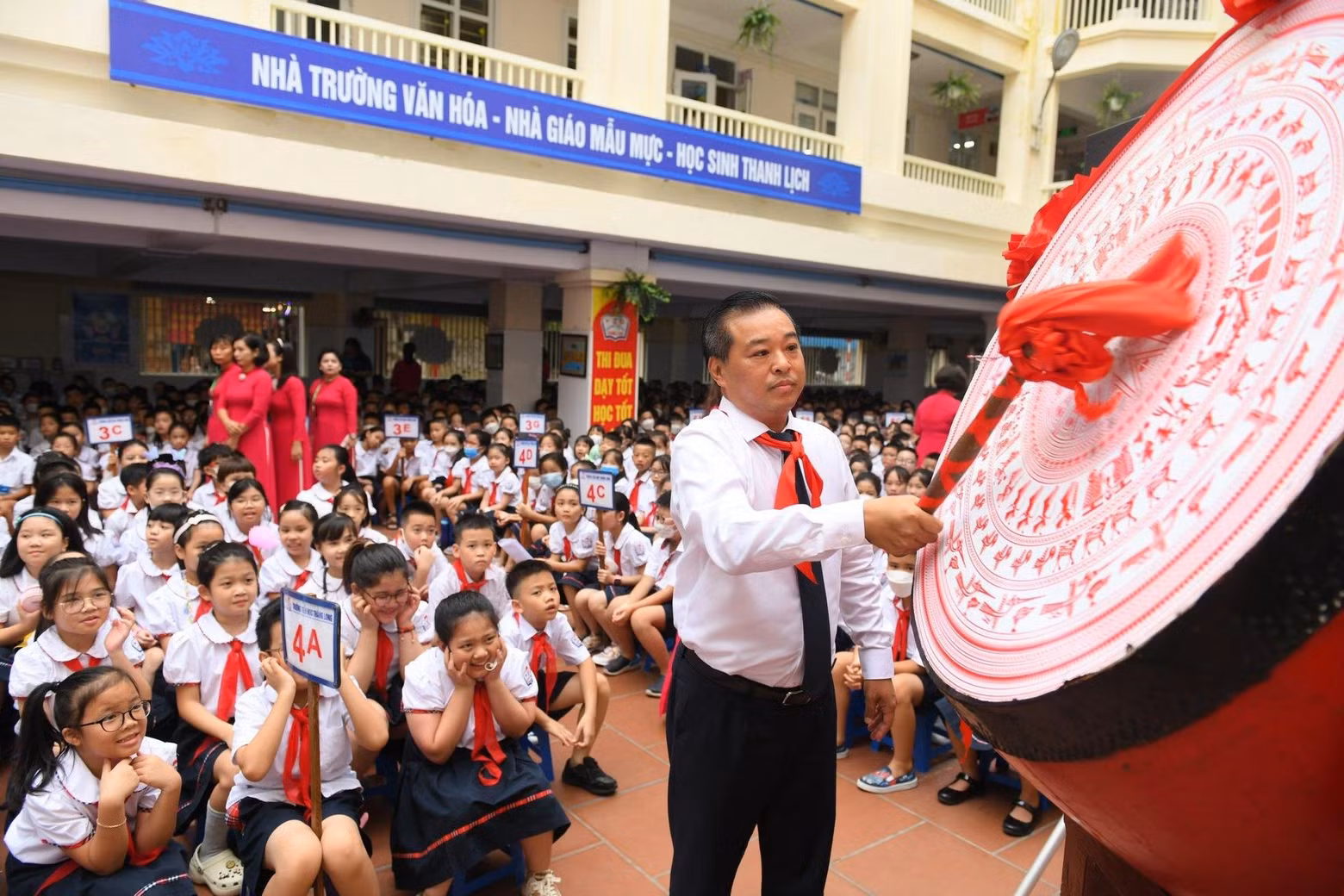 Beating the drum to launch the 2022-2023 academic year at Thang Long school. (Photo: NDO/Thanh Dat)