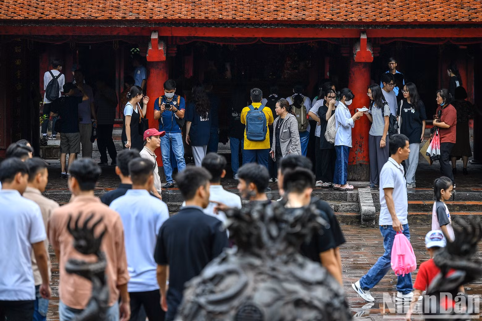 High-school students visit Temple of Literature to pray for good luck ahead of graduation exam ảnh 4