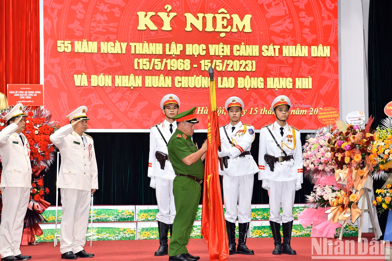 Major General Nguyen Van Long, Deputy Minister of Public Security, grants the second-class Labour Order to the People’s Police Academy.