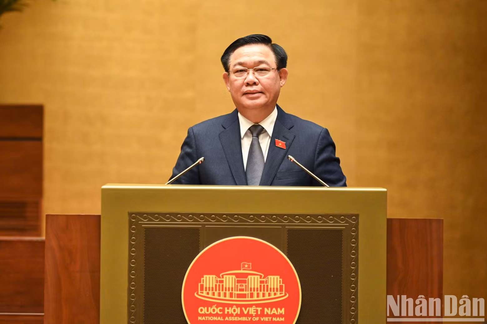 NA Chairman Vuong Dinh Hue delivers conclusions at the conference.