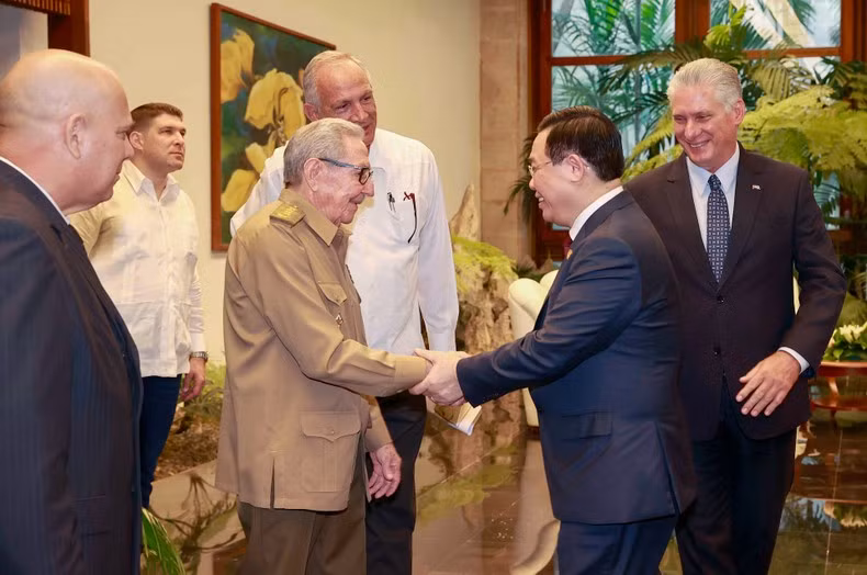 National Assembly Chairman Vuong Dinh Hue and General Raul Castro Ruz at the meeting.