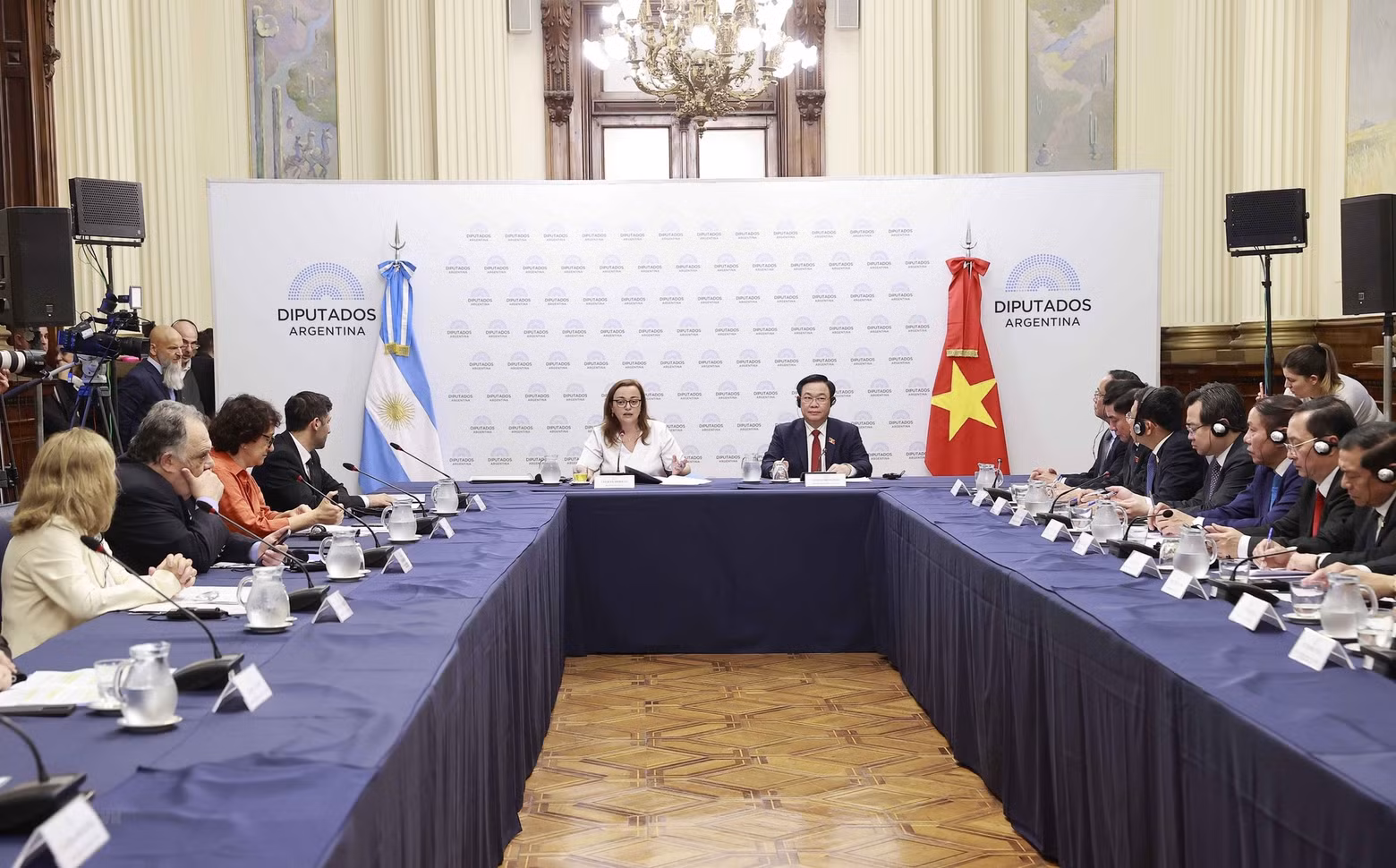 NA Chairman Vuong Dinh Hue holds talks with President of the Chamber of Deputies of Argentina Cecilia Moreau. (Photo: VNA) NA Chairman Vuong Dinh Hue holds talks with President of the Chamber of Deputies of Argentina Cecilia Moreau. (Photo: VNA)