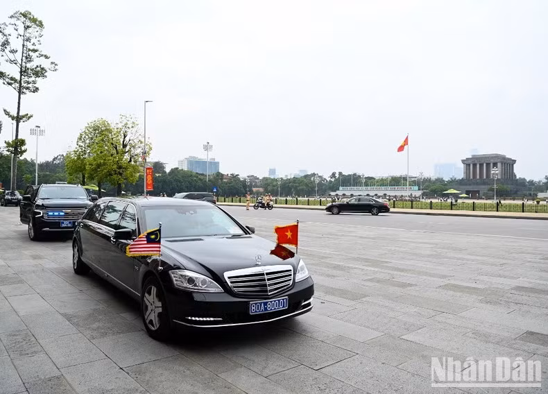 A convoy carries Malaysian Prime Minister Anwar Ibrahim to the NA Building A convoy carries Malaysian Prime Minister Anwar Ibrahim to the NA Building
