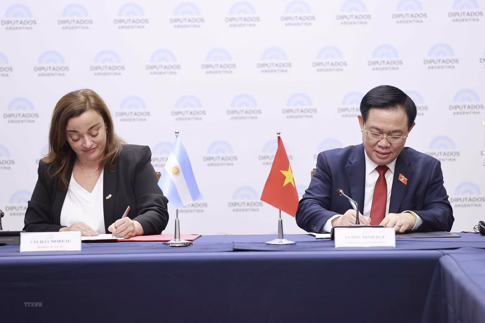 The two leaders sign an agreement between the National Assembly of Vietnam and the Chamber of Deputies Argentina. The two leaders sign an agreement between the National Assembly of Vietnam and the Chamber of Deputies Argentina.