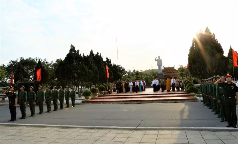 The flag-raising ceremony takes place in a dignified atmosphere with the participation of many local people and tourists. The flag-raising ceremony takes place in a dignified atmosphere with the participation of many local people and tourists.