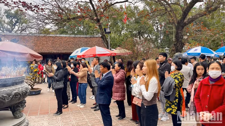 This year’s Tran Temple traditional seal-opening ceremony will be held from February 1 to 6 (the 11th to the 16th day of the first lunar month). The festival will feature the procession of Ngoc Lo palanquin and a water procession so that people can better understand the history and culture of their ancestors. This year’s Tran Temple traditional seal-opening ceremony will be held from February 1 to 6 (the 11th to the 16th day of the first lunar month). The festival will feature the procession of Ngoc Lo palanquin and a water procession so that people can better understand the history and culture of their ancestors.