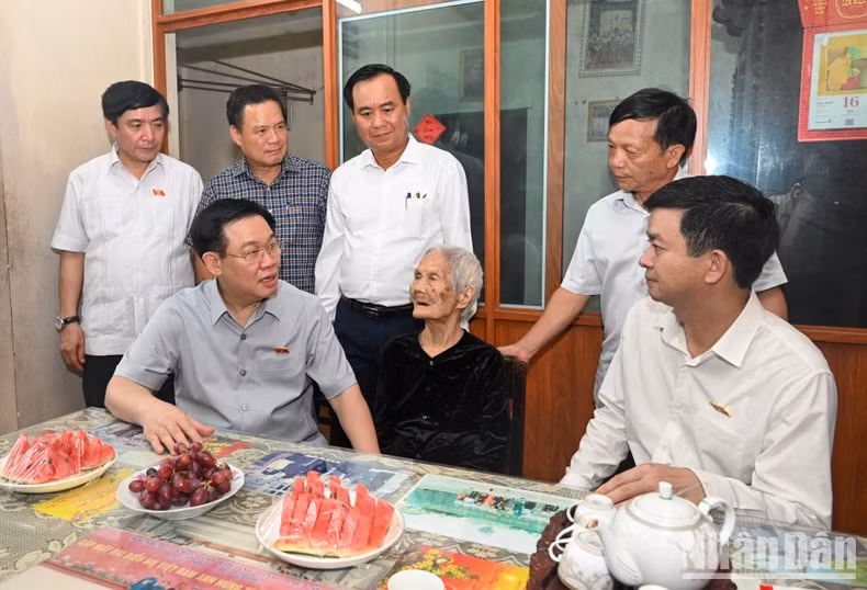 The NA leader visits Heroic Vietnamese Mother Nguyen Thi Phuoc in Quang Tri town