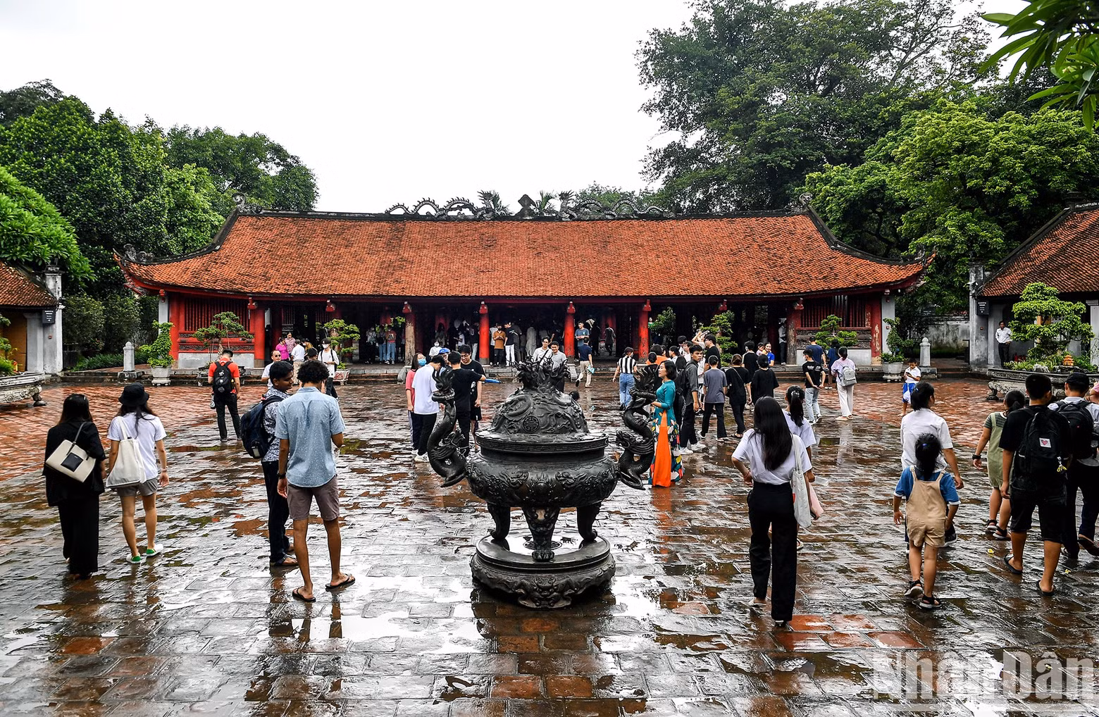 High-school students visit Temple of Literature to pray for good luck ahead of graduation exam ảnh 3