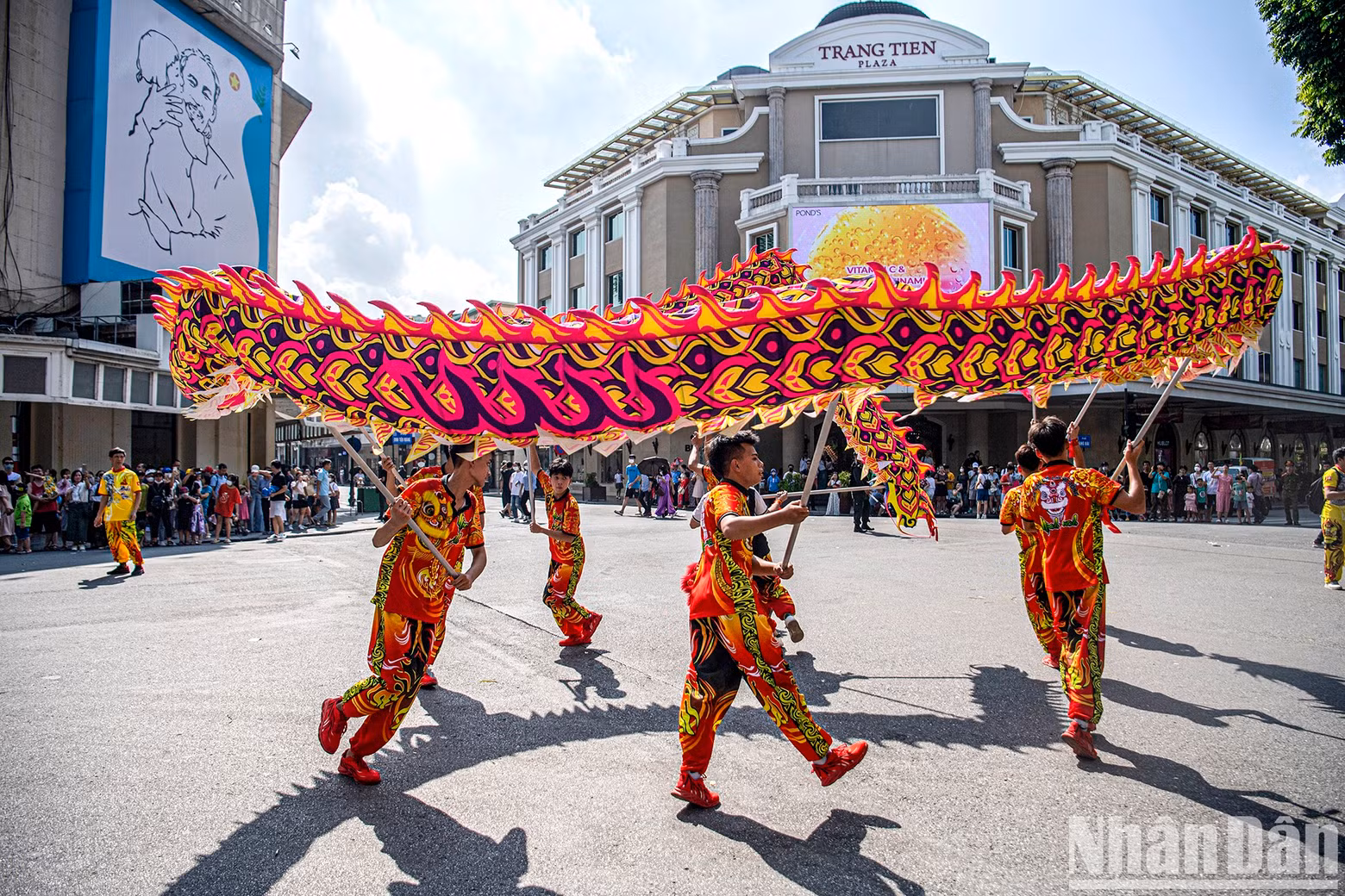 The Carnival opened with dragon and lion dance performances with the participation of 600 people by a dragon and lion dance troupe from Hanoi’s Thanh Oai District.
