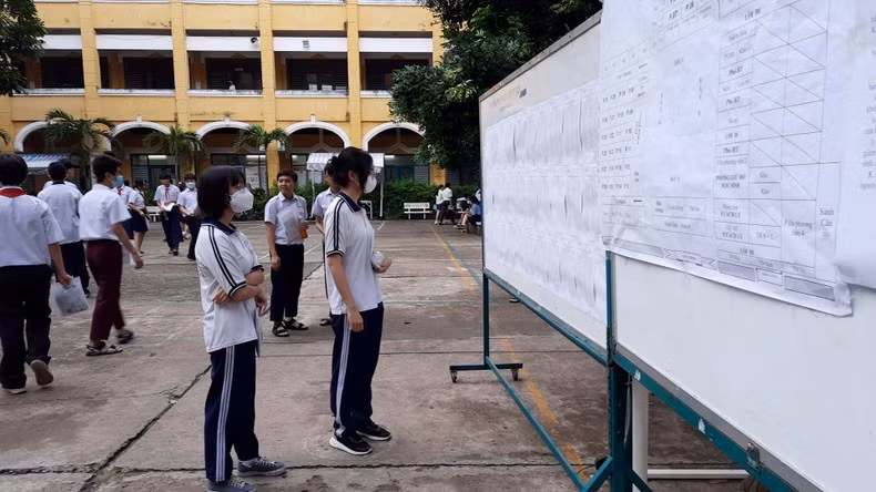 According to the Ho Chi Minh City Department of Education and Training, the city has nearly 114,000 9th-grade students graduating from junior secondary schools this year. Of the total, more than 96,300 students register for public schools.