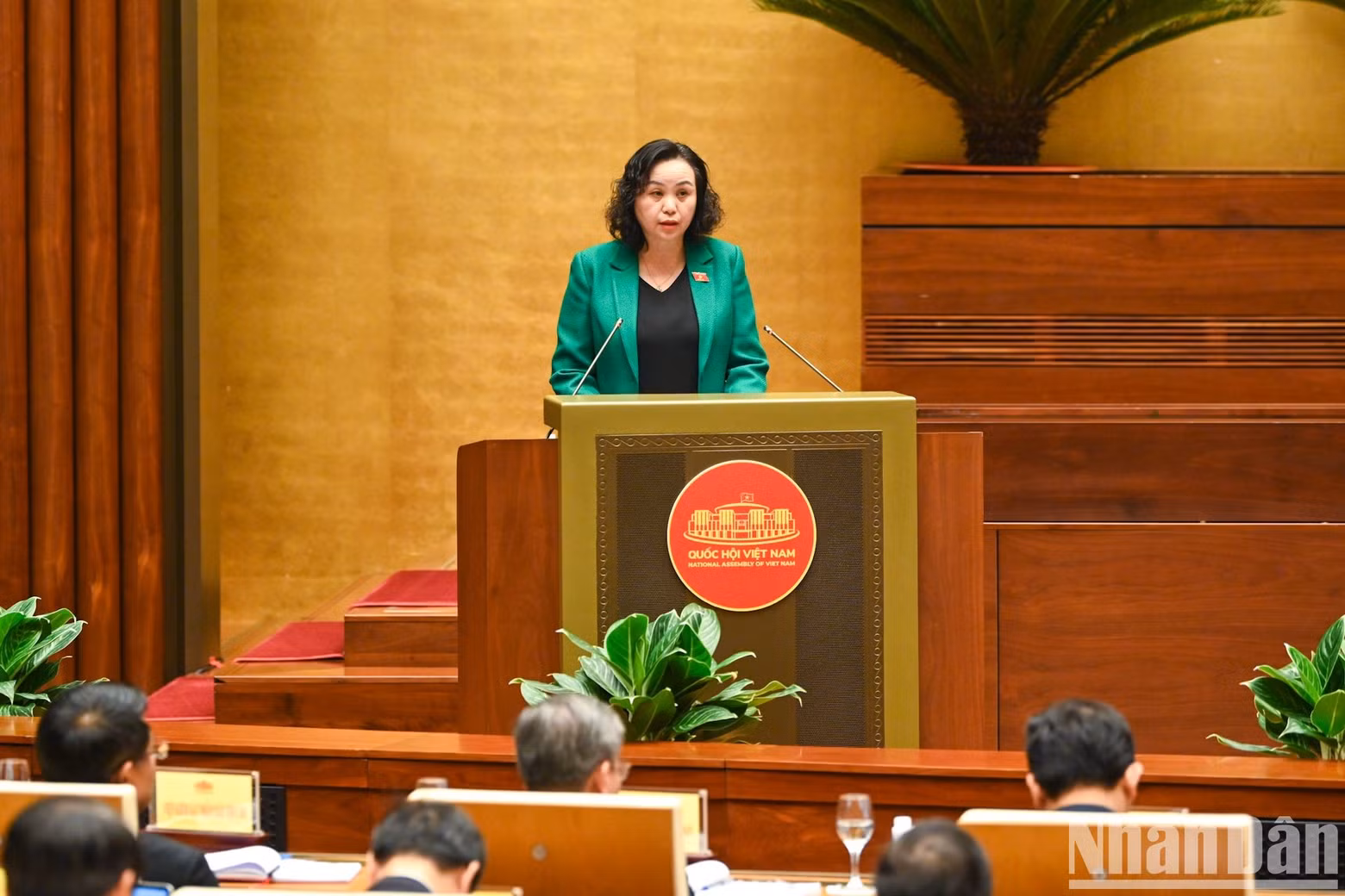 Vice Chairwoman of the NA’s Council of Ethnic Affairs Cao Thi Xuan presents the preparation for amending and supplementing the 2015 Law on Supervisory Activities of the National Assembly and People’s Councils and proposed solutions to build the Law to submit to the NA as planned.