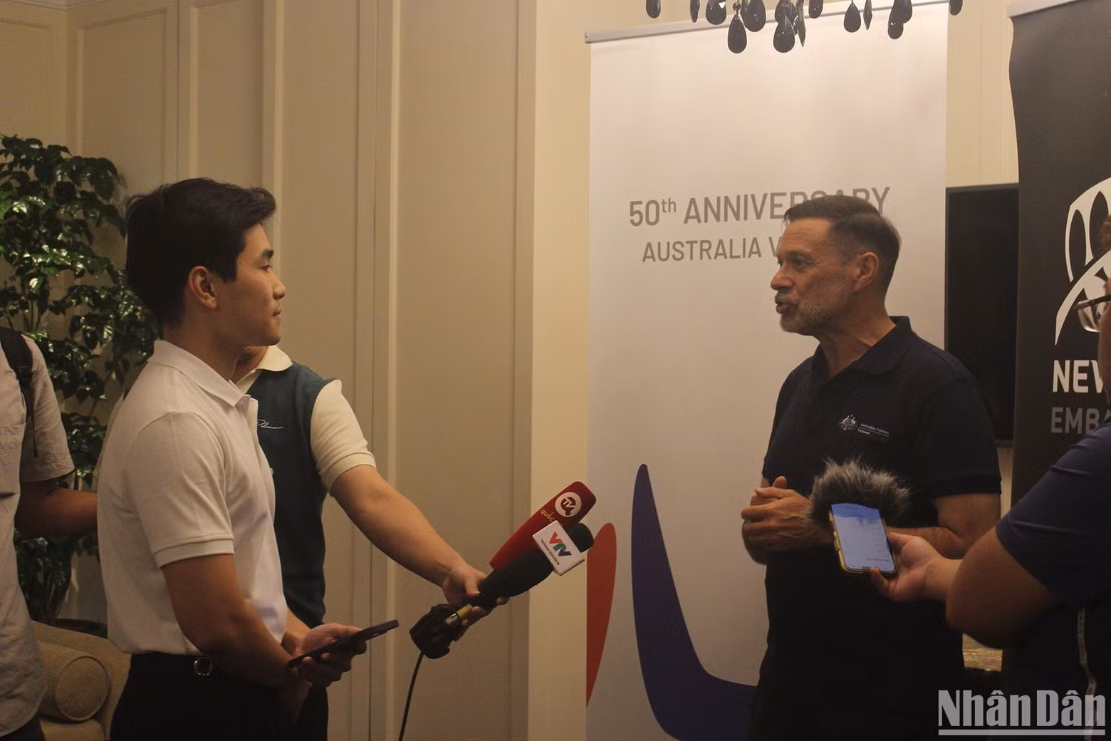 In an interview with Nhan Dan Newspaper, Australian Ambassador Andrew Goledzinowski said: “Although there are many strong teams, I believe that Vietnam and Australia will be able to do amazing things. If Vietnam’s team goes further, I will return to Australia to watch your team live.” In an interview with Nhan Dan Newspaper, Australian Ambassador Andrew Goledzinowski said: “Although there are many strong teams, I believe that Vietnam and Australia will be able to do amazing things. If Vietnam’s team goes further, I will return to Australia to watch your team live.”