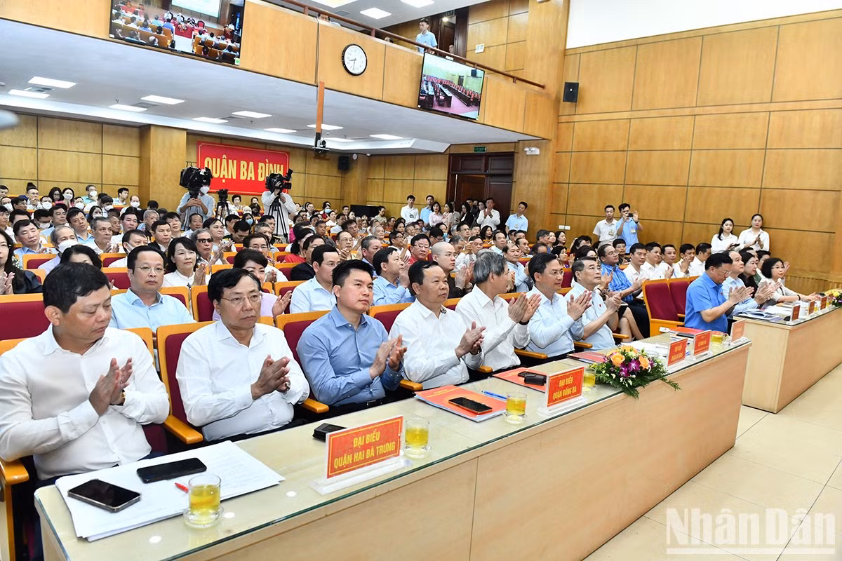 Delegates and voters from the districts of Ba Dinh, Dong Da, and Hai Ba Trung attend the meeting.