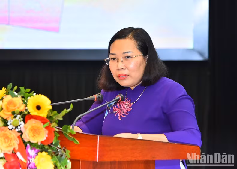 Deputy Director and Deputy Editor-in-Chief of the Su That (Truth) National Political Publishing House Pham Thi Thinh speaks at the launching ceremony.