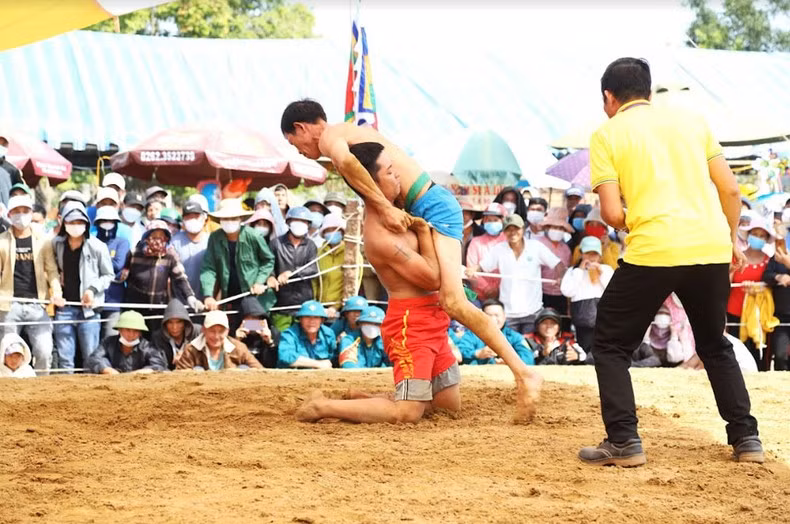 Cheered by locals and visitors, wrestlers are competing enthusiastically