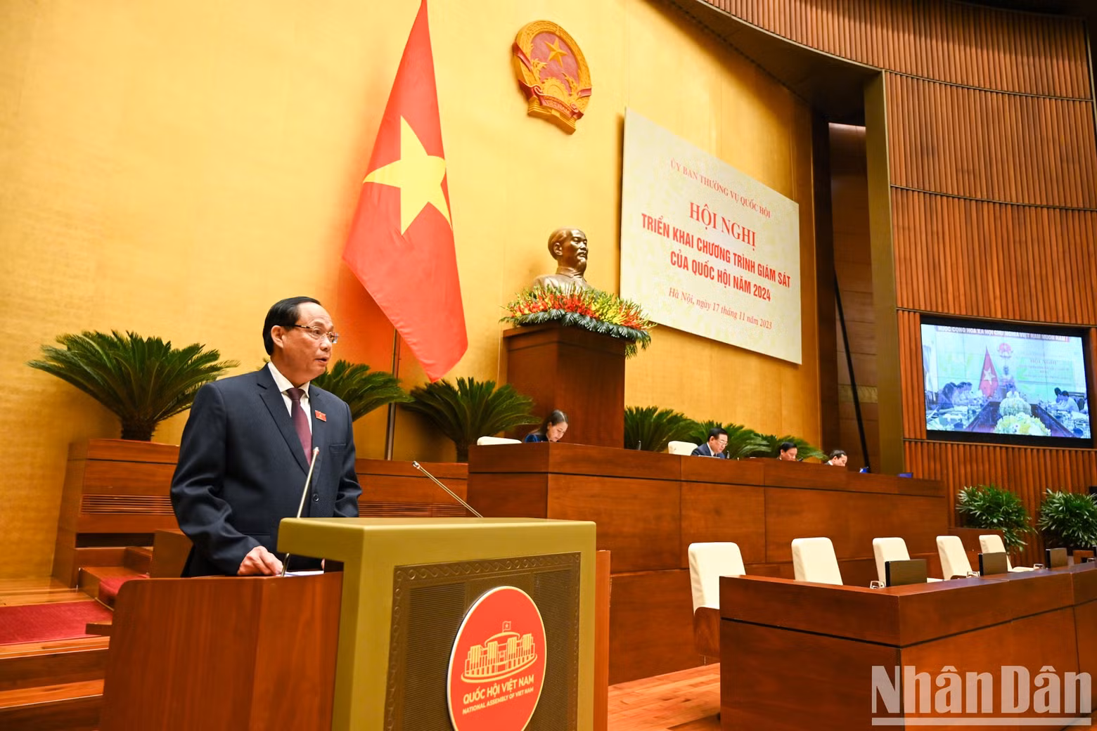 NA Vice Chairman Tran Quang Phuong speaks at the conference.