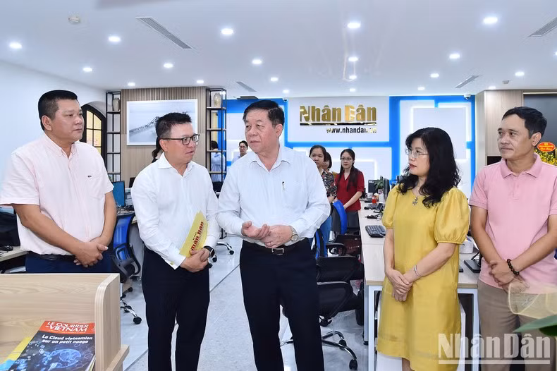 After the launching ceremony, Head of the PCC’s Commission for Communication and Education Nguyen Trong Nghia visits the converged newsroom of Nhan Dan Online newspaper and congratulates Nhan Dan reporters and workers on the occasion of the Vietnam Revolutionary Press Day.