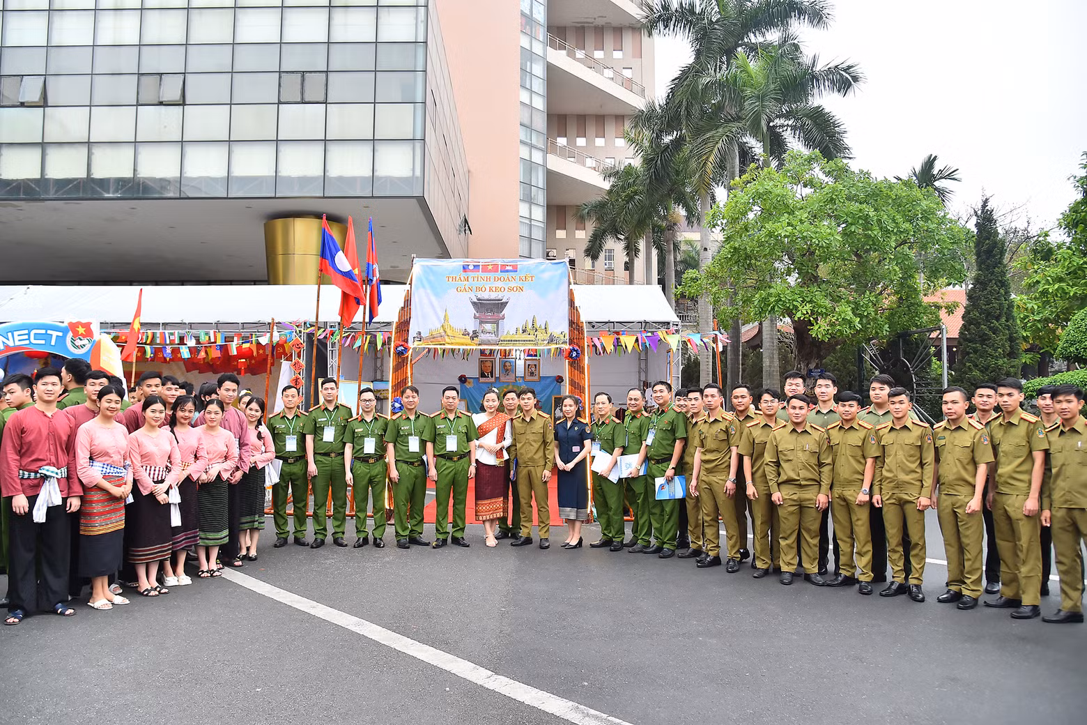 Colonel Nguyen Dang Sau, Deputy Director of the People's Police Academy and other academy's leaders and lecturers pose for a photo with students from Laos and Cambodia at the youth camp.