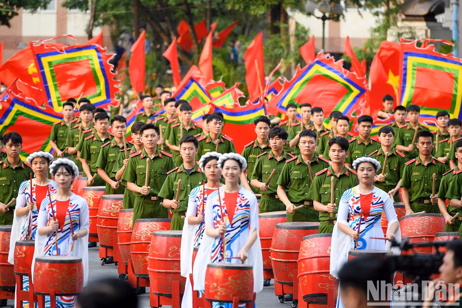Delegates admire the drum performance by officers and students of the People’s Police Academy.