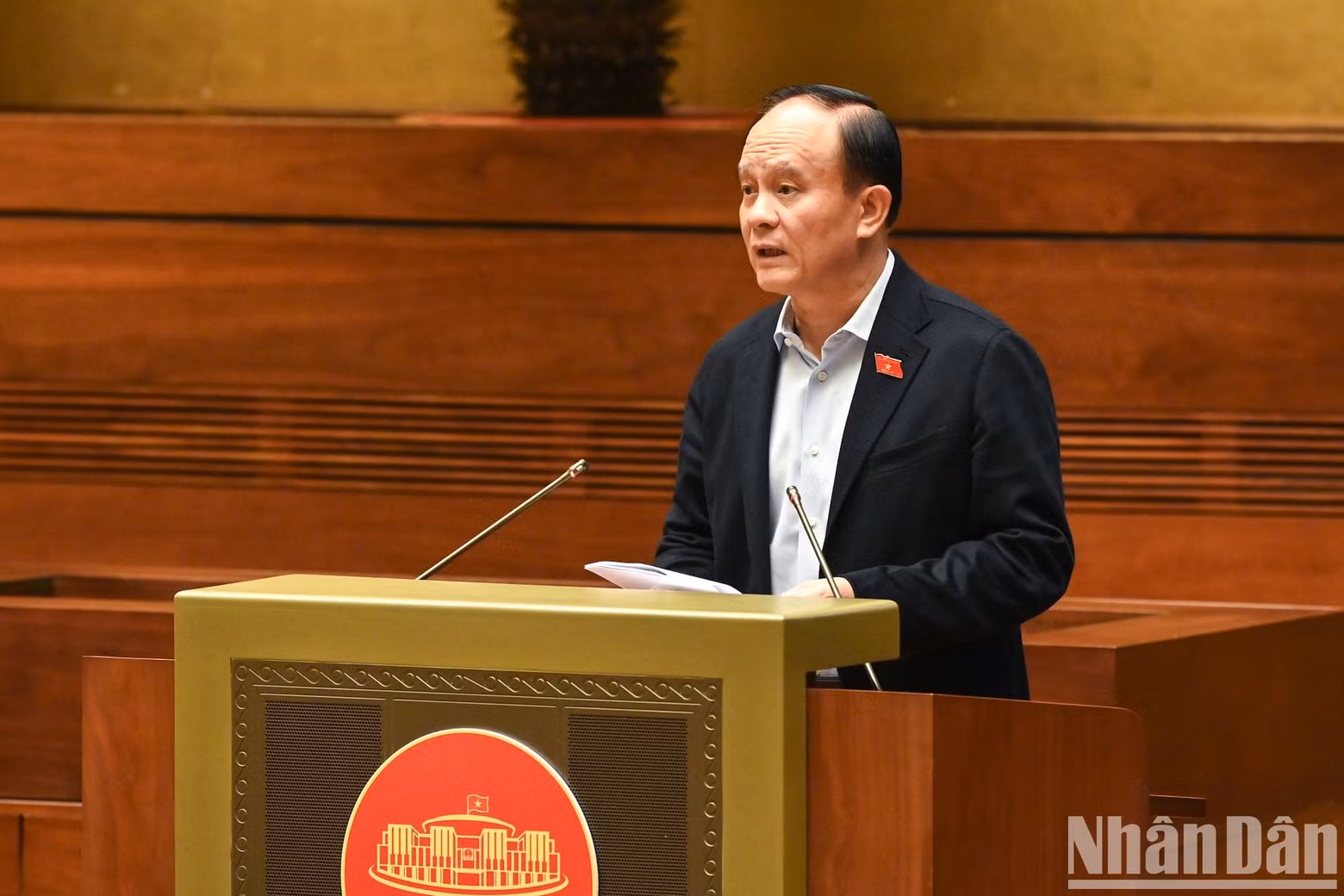 Chairman of Hanoi People’s Council Nguyen Ngoc Tuan presents a report at the meeting.