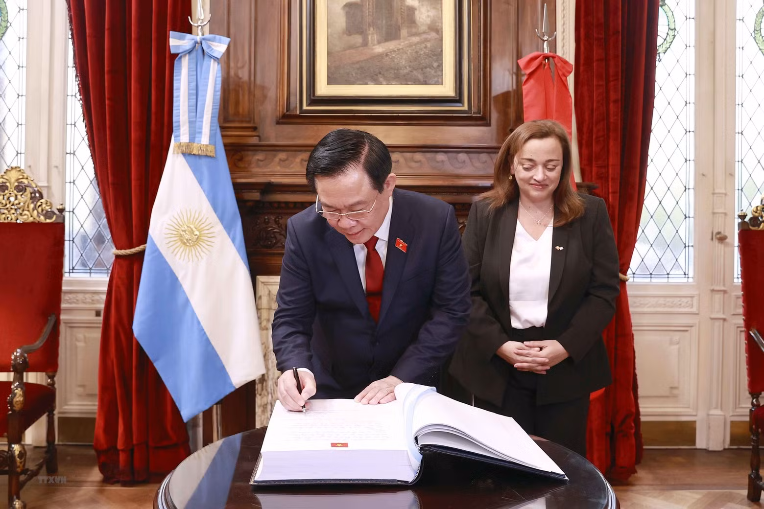NA Chairman Vuong Dinh Hue writes on a scrapbook at the headquarters of the Chamber of Deputies of Argentina. (Photo: VNA) NA Chairman Vuong Dinh Hue writes on a scrapbook at the headquarters of the Chamber of Deputies of Argentina. (Photo: VNA)