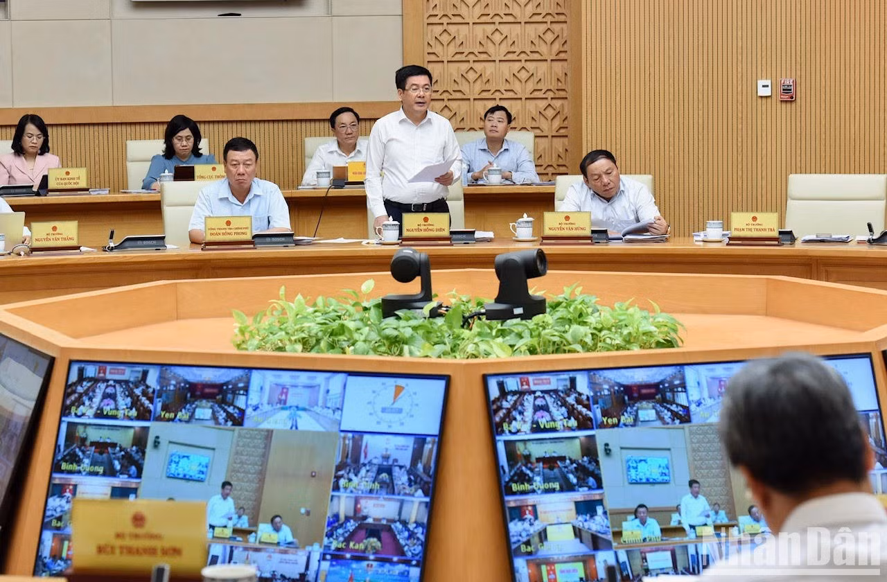 Minister of Industry and Trade Nguyen Hong Dien delivers a speech at the meeting. Minister of Industry and Trade Nguyen Hong Dien delivers a speech at the meeting.