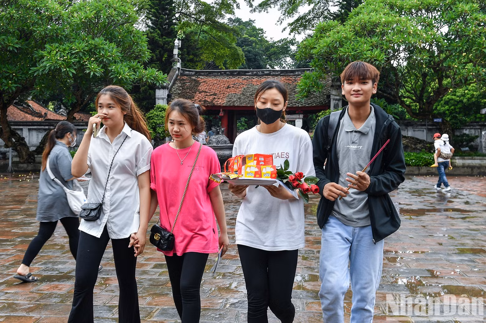 High-school students visit Temple of Literature to pray for good luck ahead of graduation exam ảnh 7