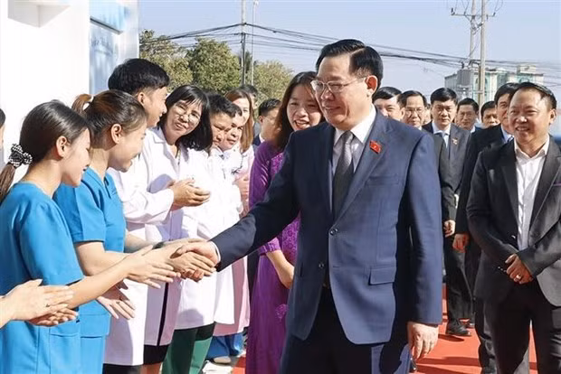 NA Chairman Vuong Dinh Hue visit La Vie International Hospital in Vientiane. (Photo: VNA)