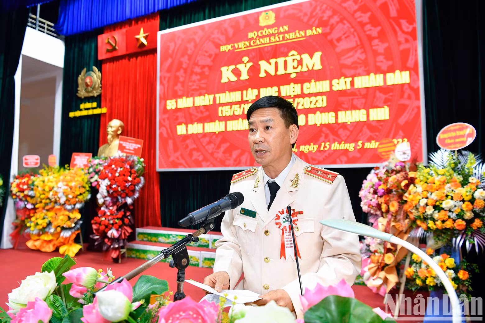 Lieutenant General Tran Minh Huong, Director of the People's Police Academy, delivers a speech at the ceremony.