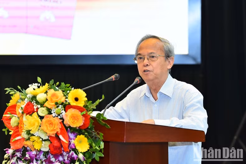 Prof., Dr. Dinh Xuan Dung, former Vice Chairman of the Central Council for the Theory and Criticism of Literature and Arts speaking at the event.