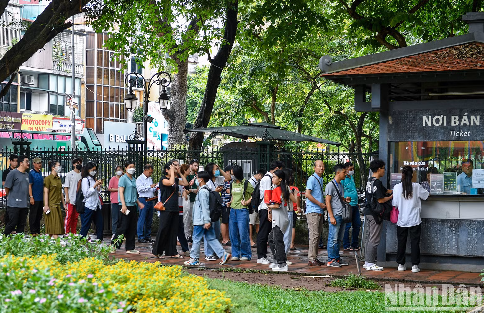 As noted by a reporter of Nhan Dan Newspaper, the Temple of Literature sees a large number of students lined up to buy tickets.