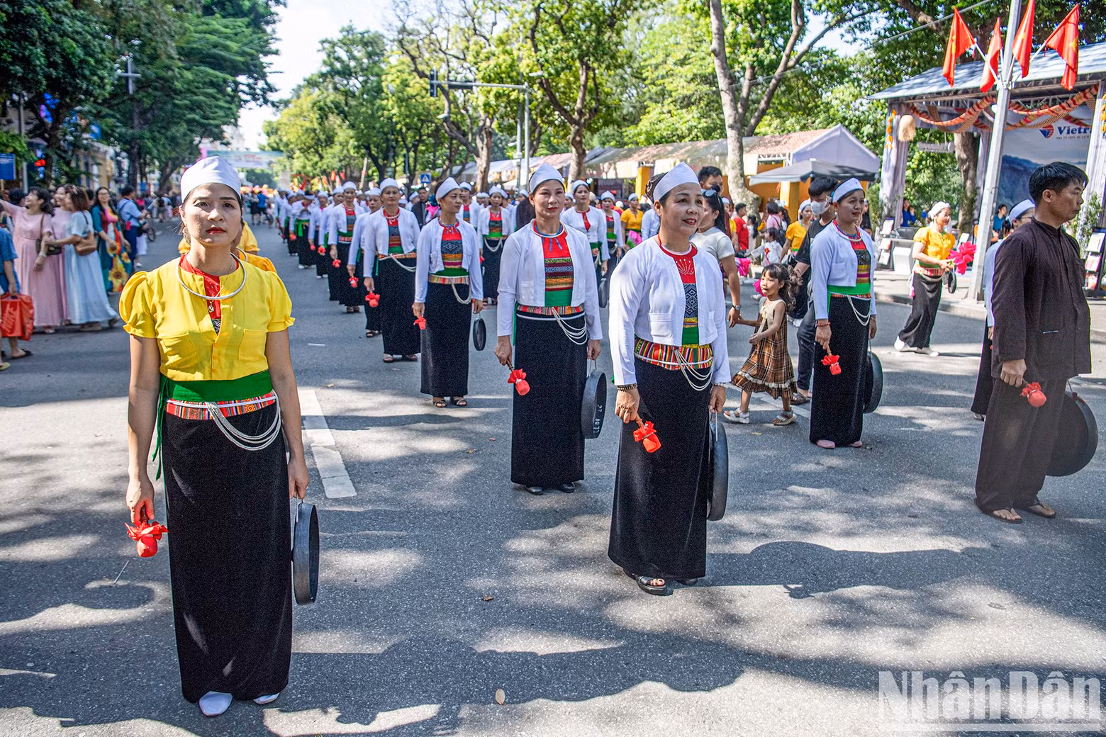 A parade featuring the Muong ethnic culture.