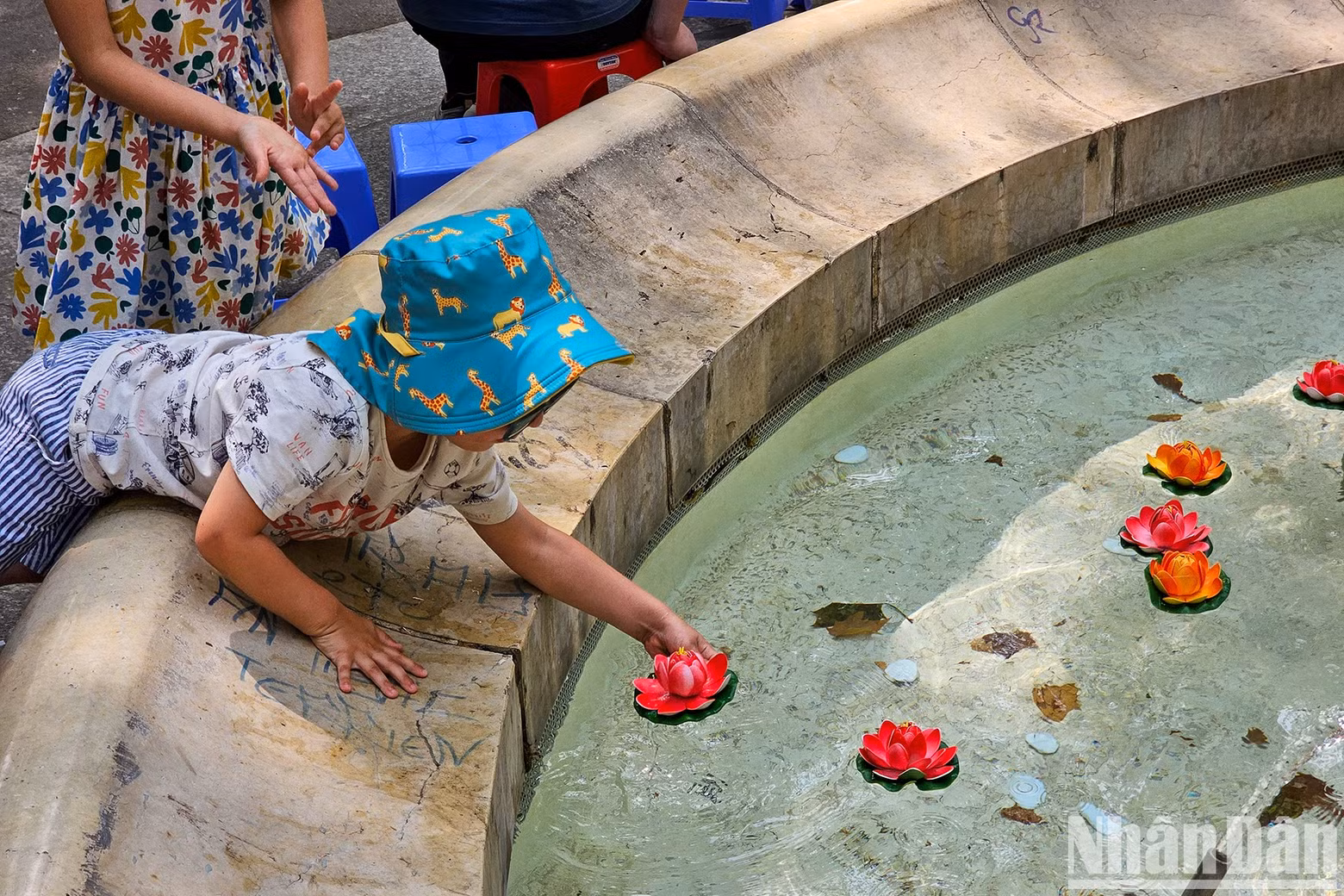 Children play with traditional Vietnamese lanterns. (Photo: MINH DUY)