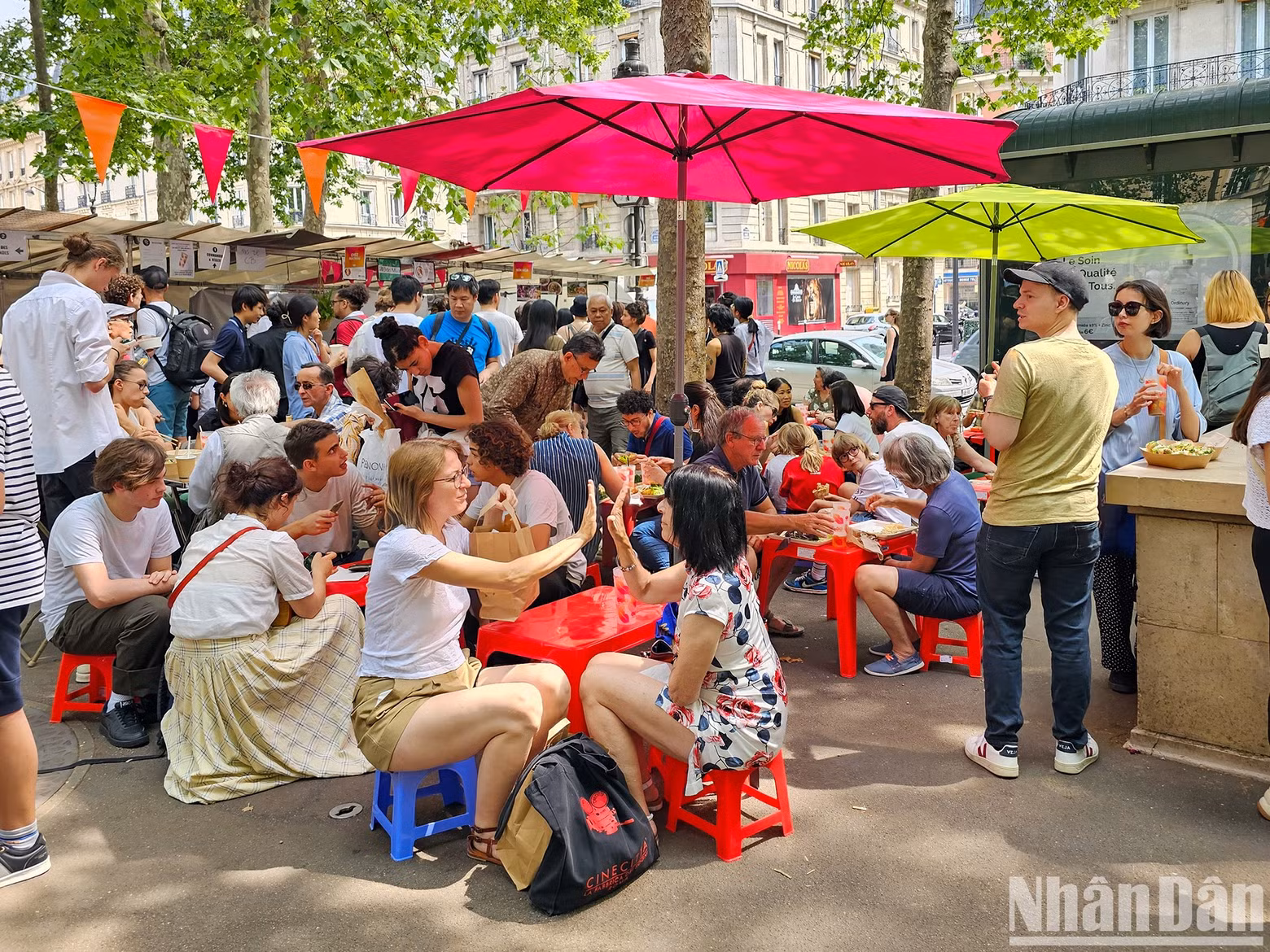 The Ici Vietnam 2023 attracts a large number of visitors, including many families, to experience delicious Vietnamese dishes. (Photo: MINH DUY)