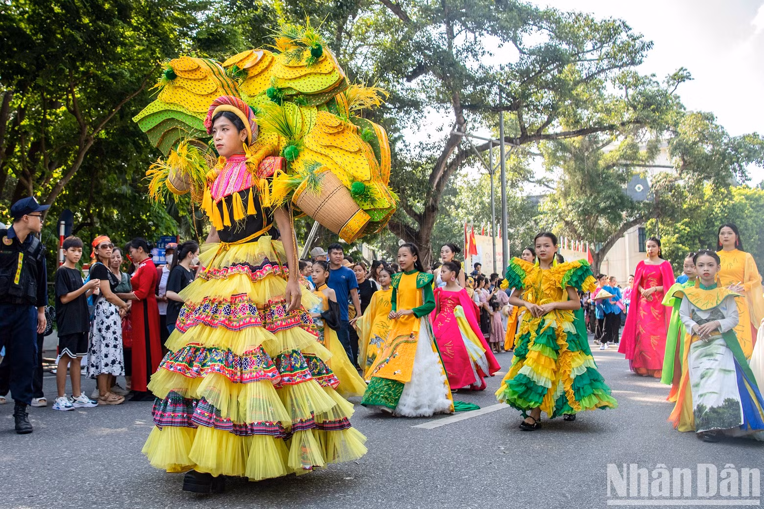 A costume parade by models and dancers re-enacting rice harvesting and bumper crops of the Northern region.
