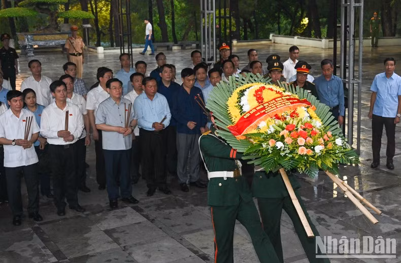 The delegation offers flowers and incense at Truong Son National Martyrs Cemetery