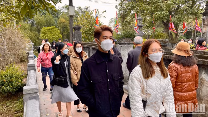 In the context that the COVID-19 pandemic has been put under control, many tourists still maintain the habit of wearing masks to prevent the disease. In the context that the COVID-19 pandemic has been put under control, many tourists still maintain the habit of wearing masks to prevent the disease.
