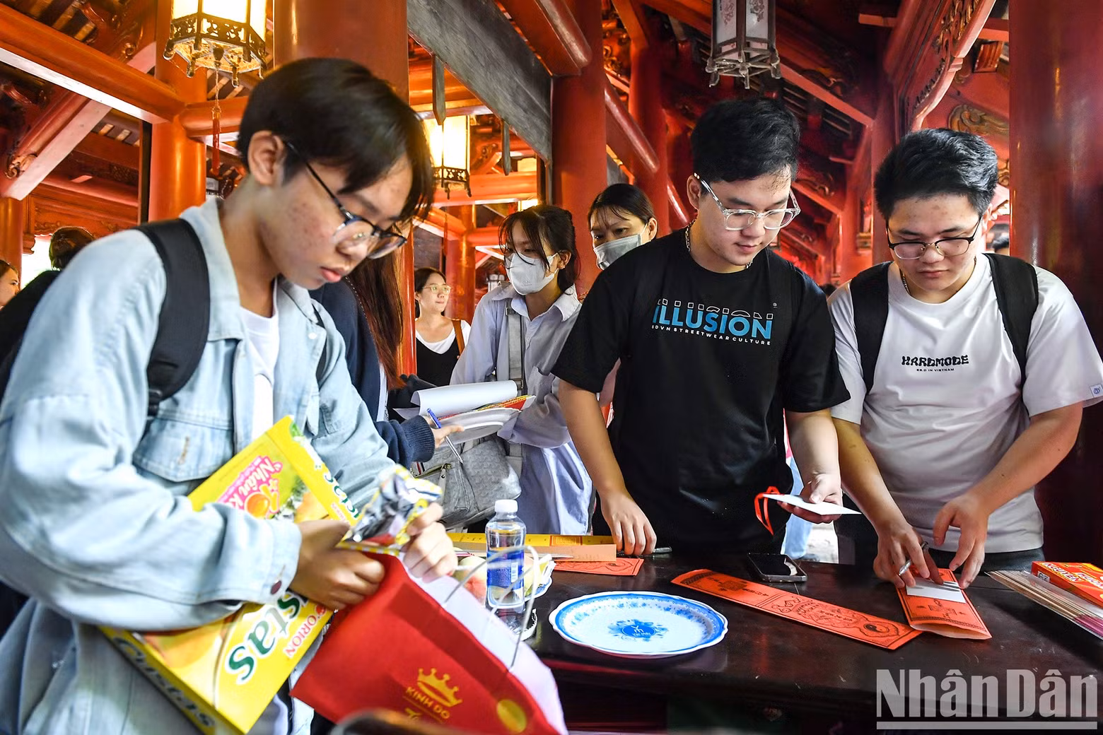High-school students visit Temple of Literature to pray for good luck ahead of graduation exam ảnh 5