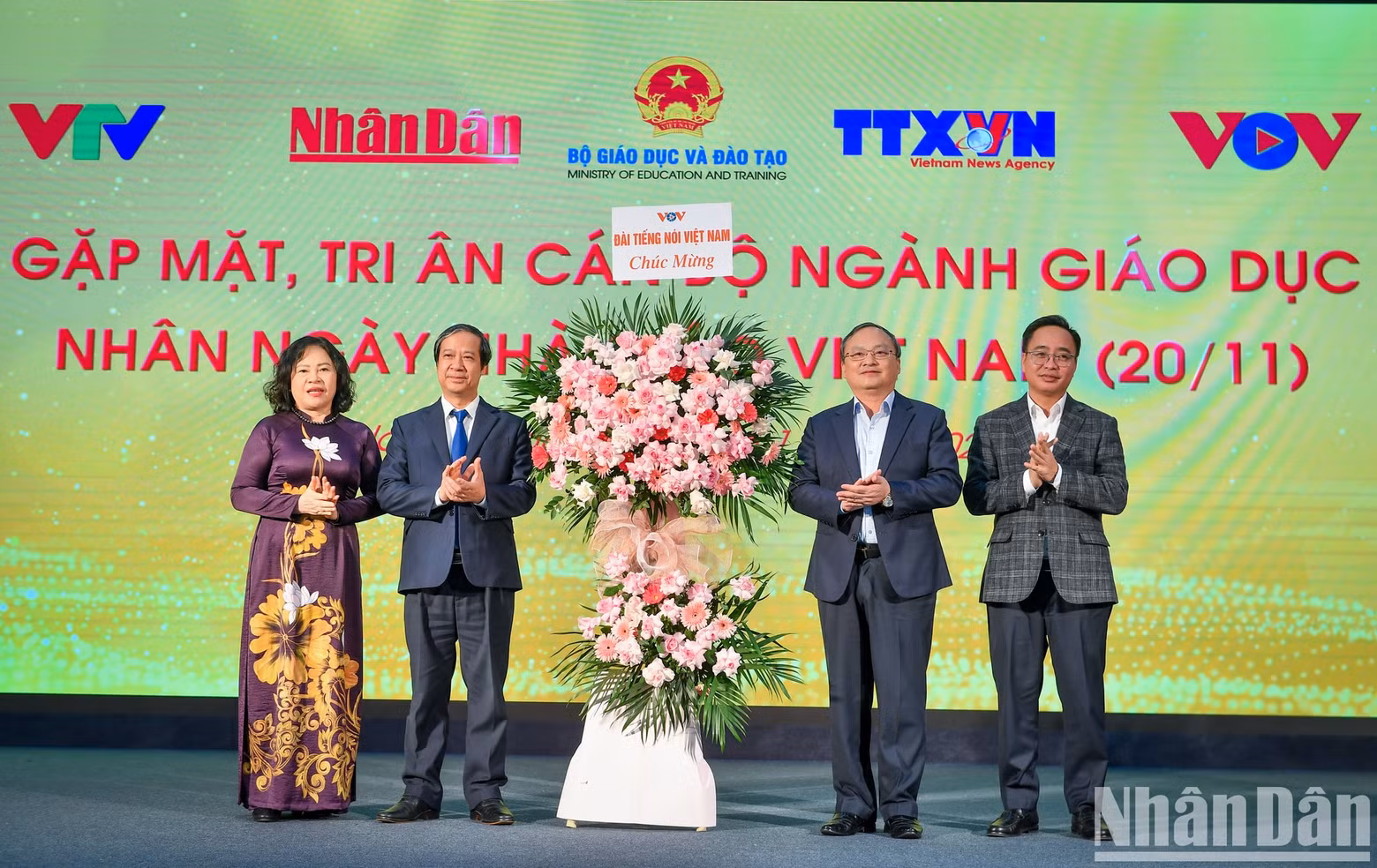 [In Pictures] Media agencies celebrate Vietnamese Teachers’ Day ảnh 5