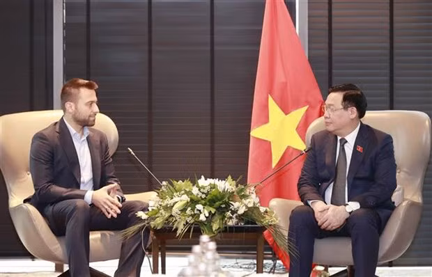 Chairman of the Vietnamese National Assembly (NA) Vuong Dinh Hue (R) and M&amp;A Director of Bulgaria’s SoPharma Group Dimitar Naydenov. (Photo: VNA)