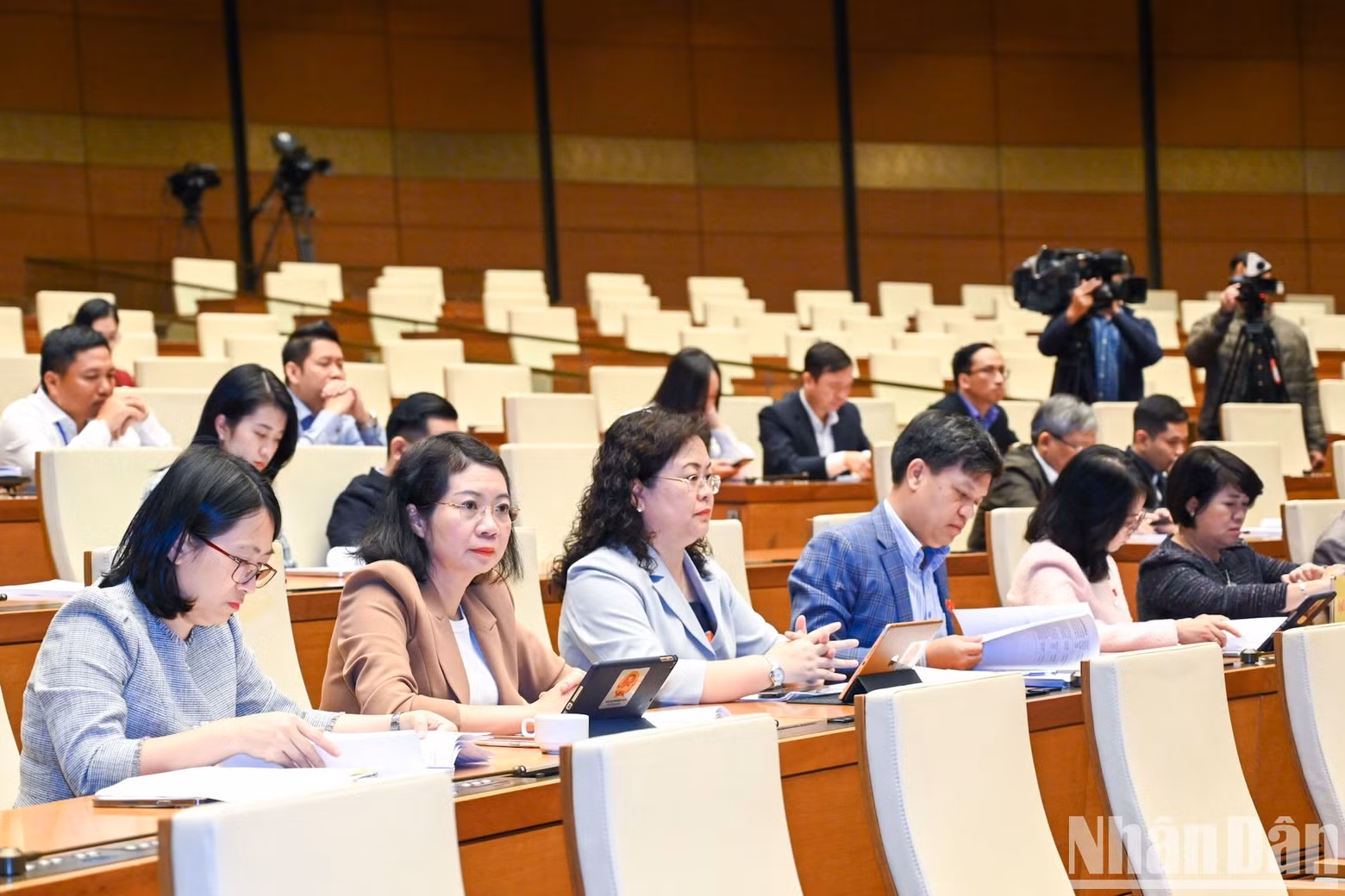 Delegates attend the conference at the Dien Hong meeting room within the NA Building.