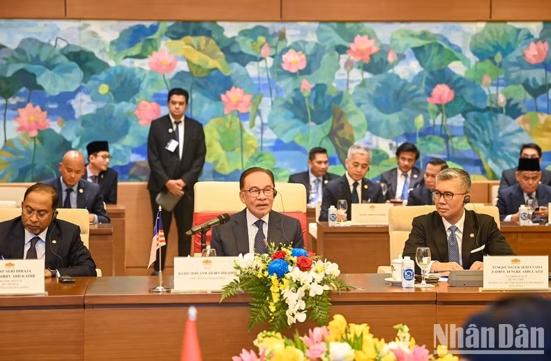 Malaysian Prime Minister Anwar Ibrahim speaks at the meeting. Malaysian Prime Minister Anwar Ibrahim speaks at the meeting.