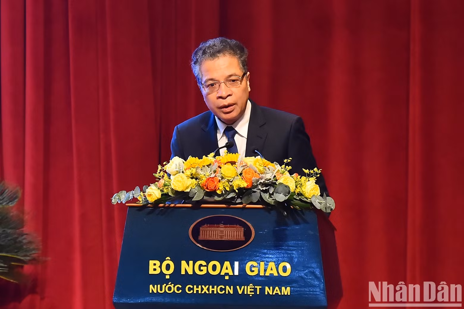 Vietnamese Ambassador to Russia, Dang Minh Khoi, presents a speech at the meeting.